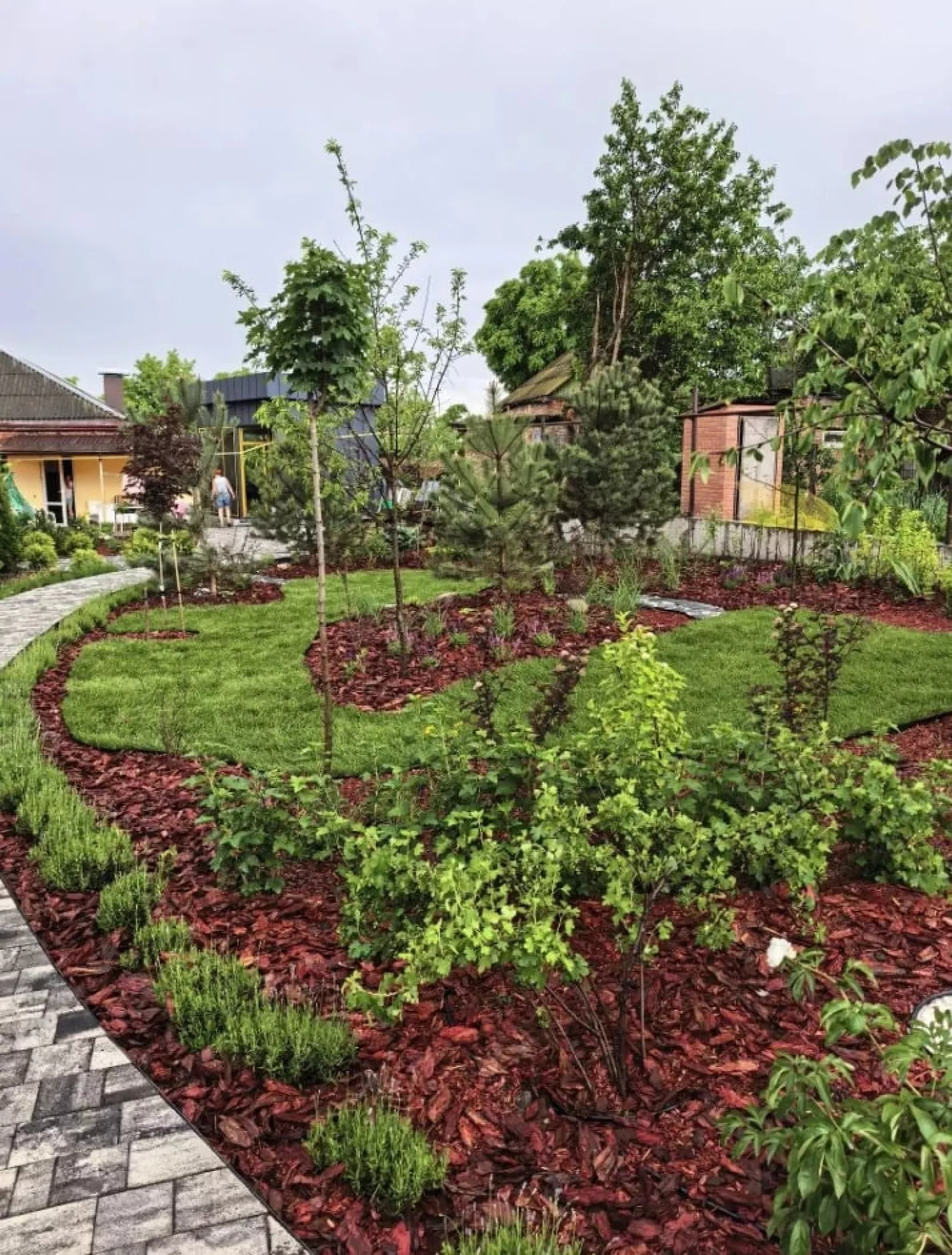 Благоустройство тротуарной плиткой и диким камнем — фото 3
